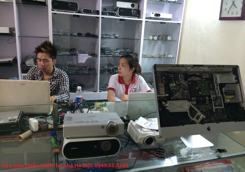 Sửa máy chiếu SONY không lên nguồn, nhòe hình tại nhà Hà Nội